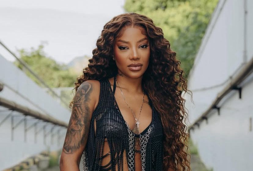 Ludmilla durante apresentação, cantora recusou homenagem do SBT e criticou postura da emissora sobre racismo