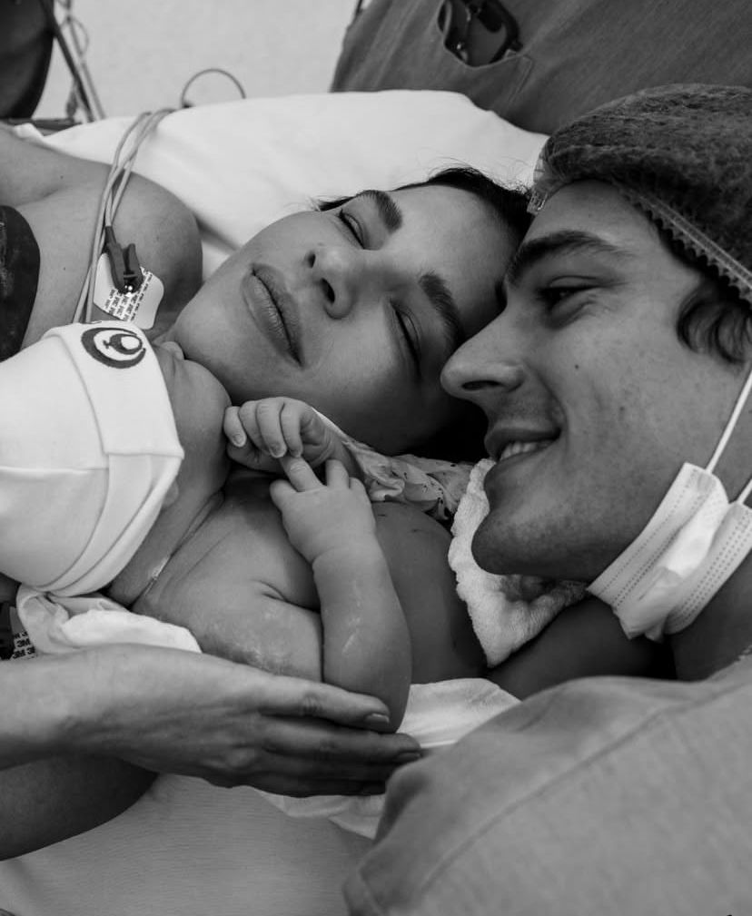 Mariana Rios segura o filho recém-nascido Palo, fruto do relacionamento com Juca Diniz, em foto publicada no Instagram.