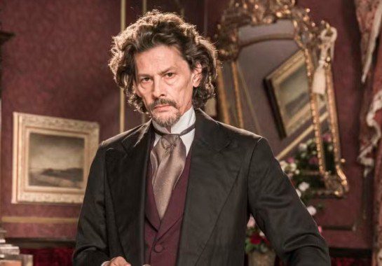 Thierry Tremouroux em cena na TV, em registro de bastidores
