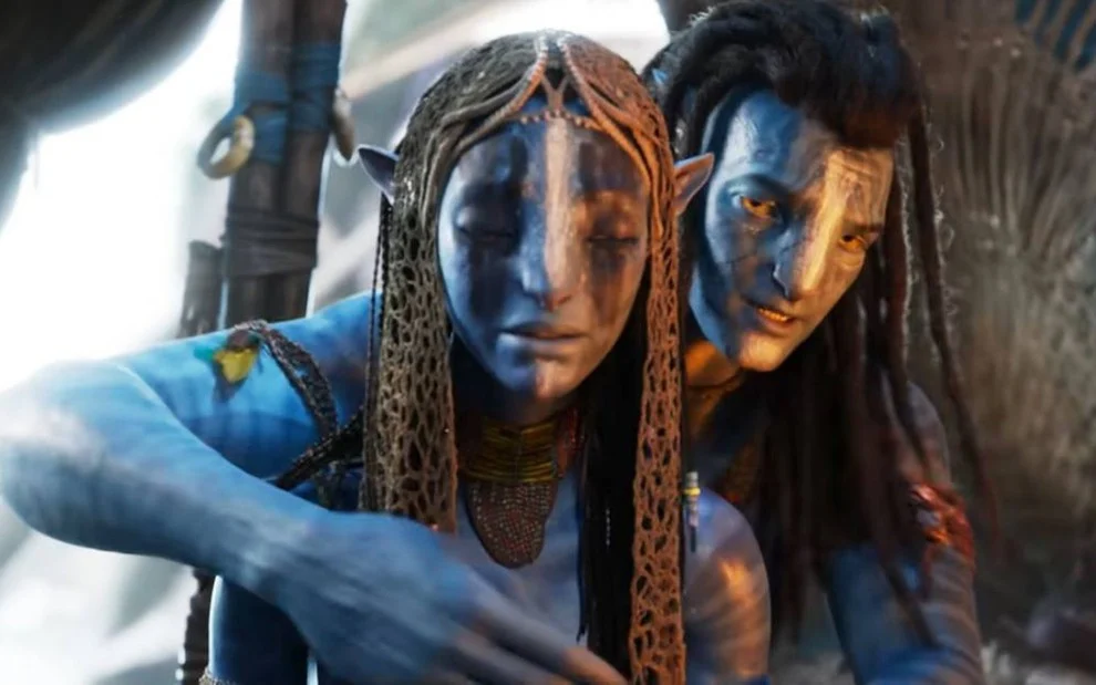 Cena de Avatar 3: Fogo e Cinzas com dois personagens Na’vi em Pandora, destacando o visual cinematográfico do filme de James Cameron.