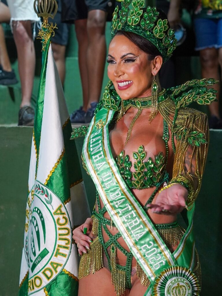 Elisa Sanches sorrindo na quadra da Império da Tijuca durante cerimônia de coroação como rainha de bateria.