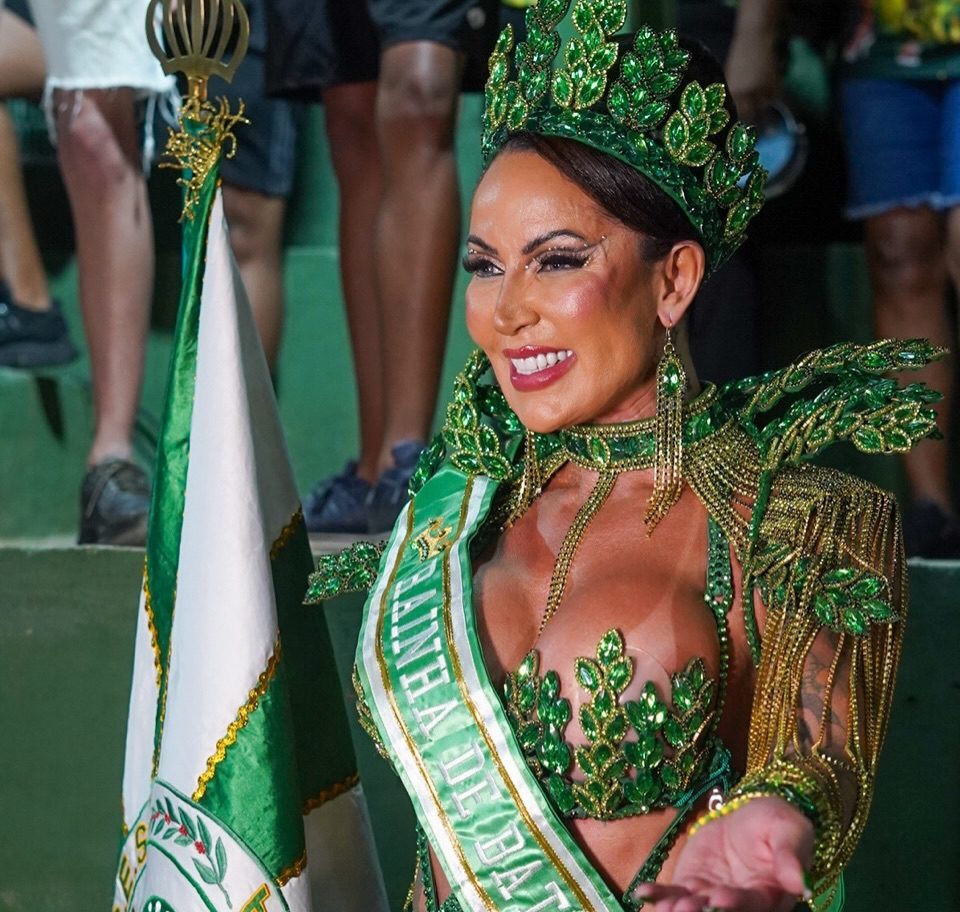 Elisa Sanches sorrindo na quadra da Império da Tijuca durante cerimônia de coroação como rainha de bateria.