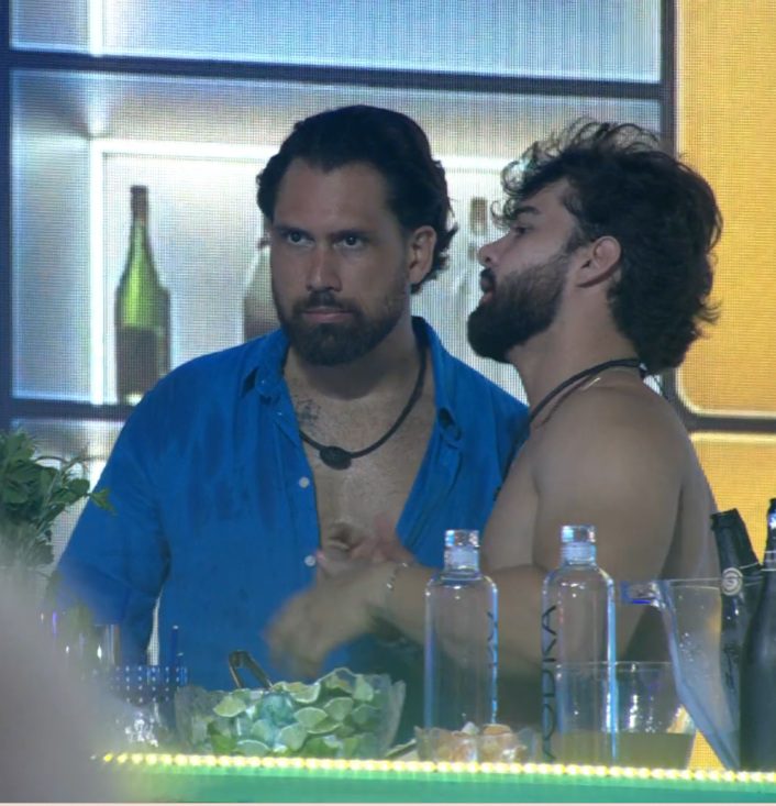 Dois homens conversando