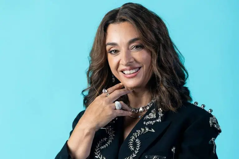Mulher cabelos pretos sorrindo