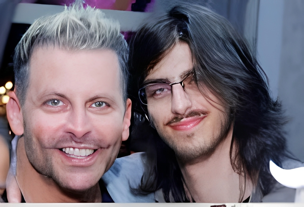 Pai e filho sorrindo