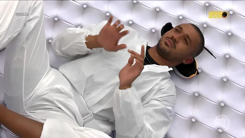 Homem deitado meditando