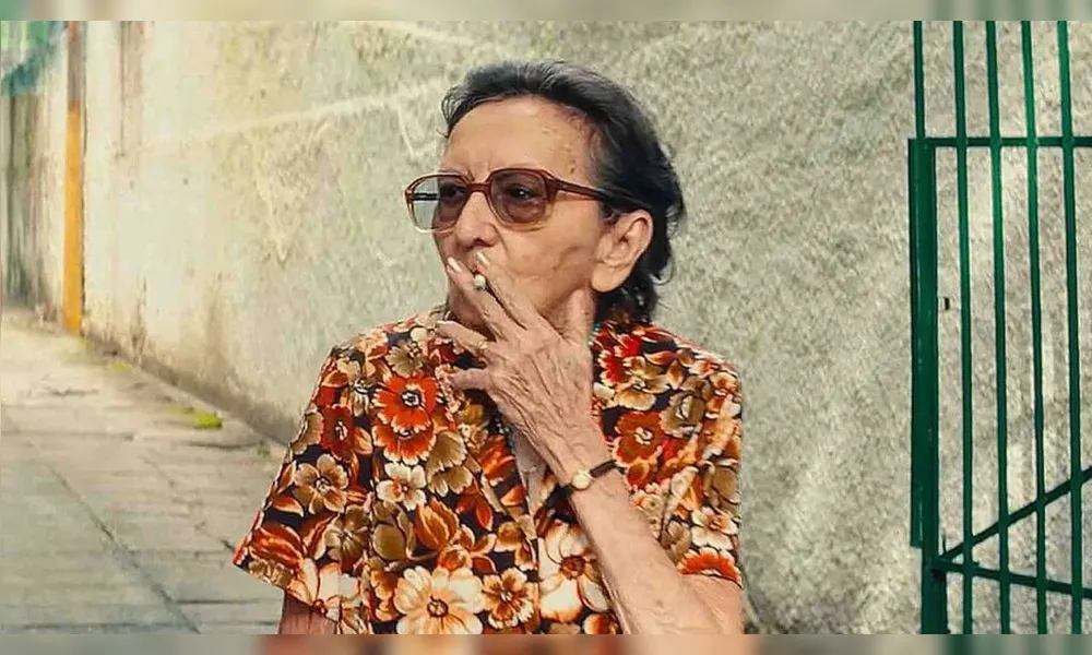 Senhora de óculos de grau fumando