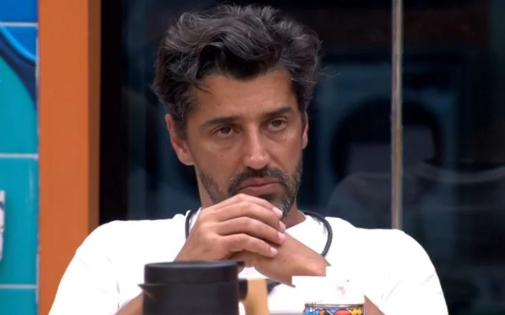 Homem com as mãos cruzadas