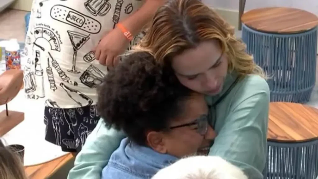 Ana Paula Renault e Milena se abraçam na madrugada do BBB 26 após a eliminação de Aline Campos