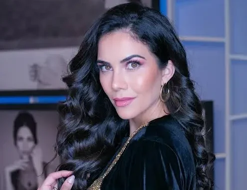 Daniela Albuquerque grava vídeo nas redes sociais