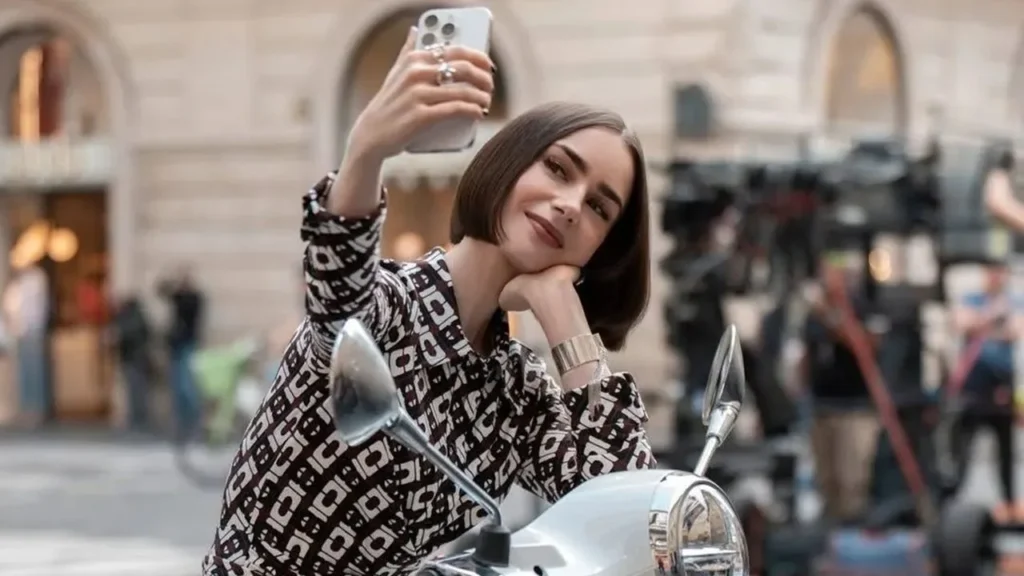 Jovem segurando o celular