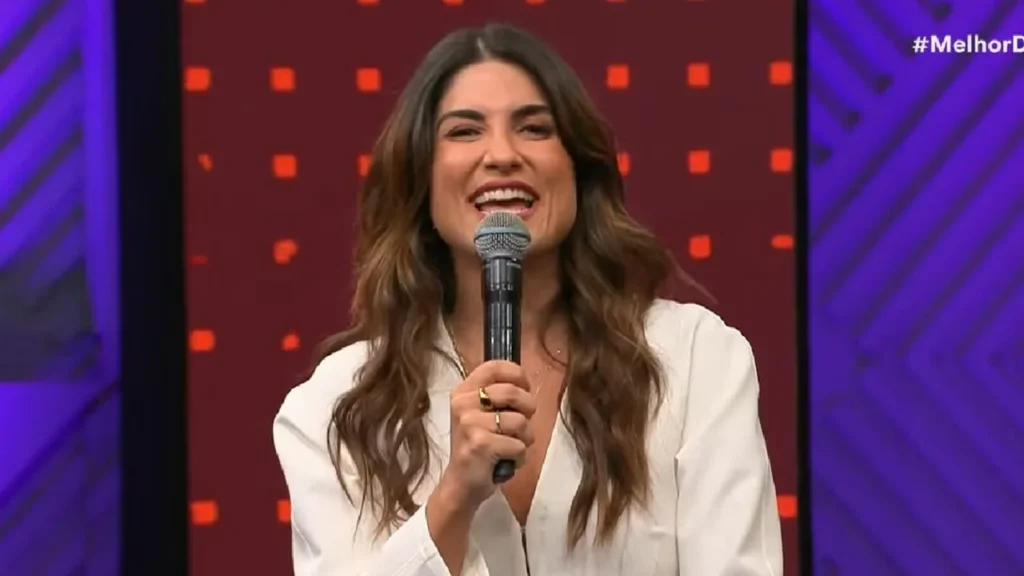 mulher sorrindo segurando o microfone
