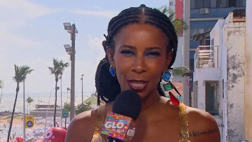mulher falando no microfone