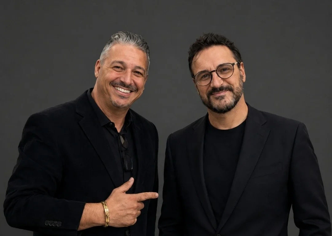 Paulinho Rodrigues e Cristiano Gomes, diretores da Mais TV, em foto de divulgação do novo canal musical com programação 24 horas.