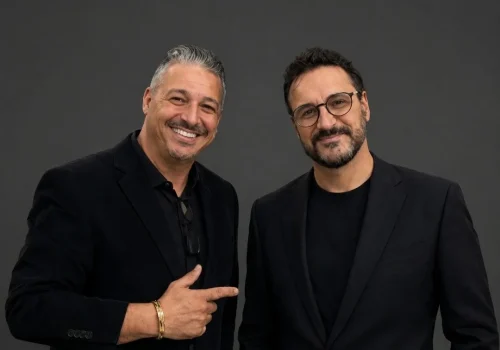 Paulinho Rodrigues e Cristiano Gomes, diretores da Mais TV, em foto de divulgação do novo canal musical com programação 24 horas.